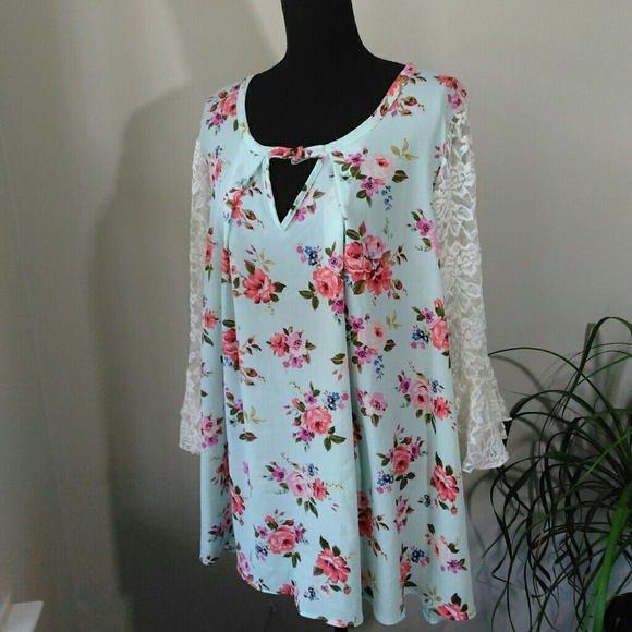 Ty Alexander's floral blouse with lace sleeves - Picture 6 of 8